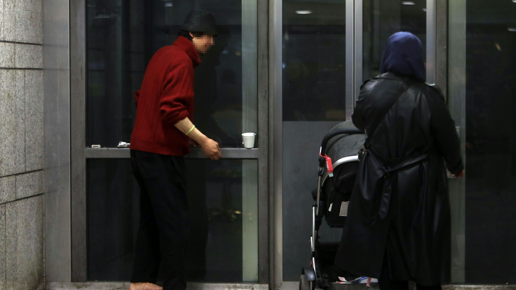 Ein Drogenkonsument spricht eine Frau mit Kinderwagen am Aufzug an. Später erhält er einen Platzverweis.