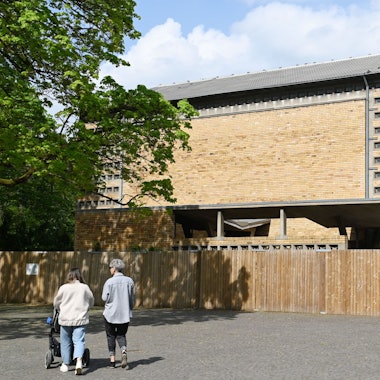 Die Trauerhalle des Melatenfriedhofs an der Piusstraße ist eingezäunt.