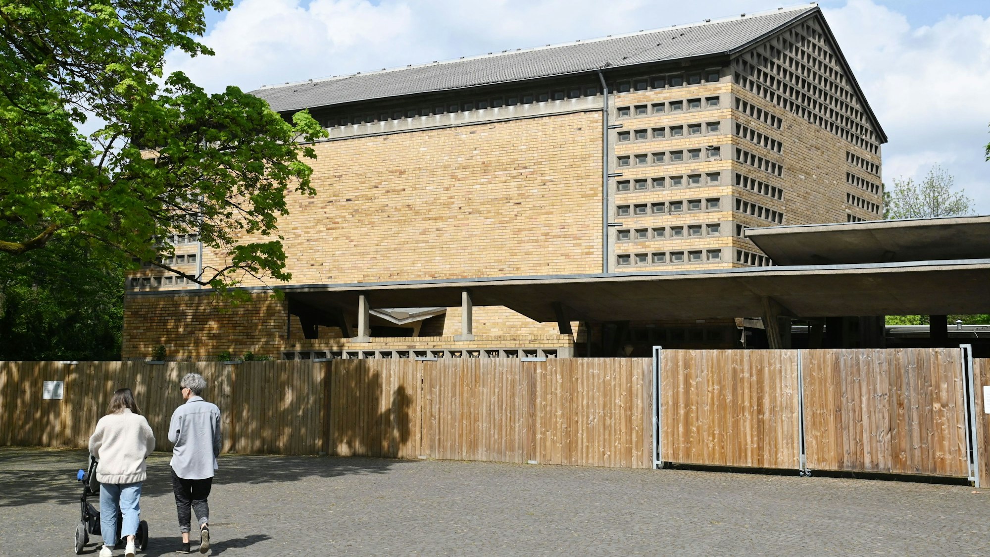 Die Trauerhalle des Melatenfriedhofs an der Piusstraße ist eingezäunt.