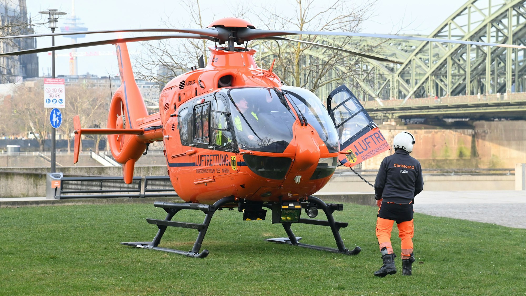 Der Rettungshubschrauber Christoph 3 landet auf der Wiese vor dem LVR Gebäude.
