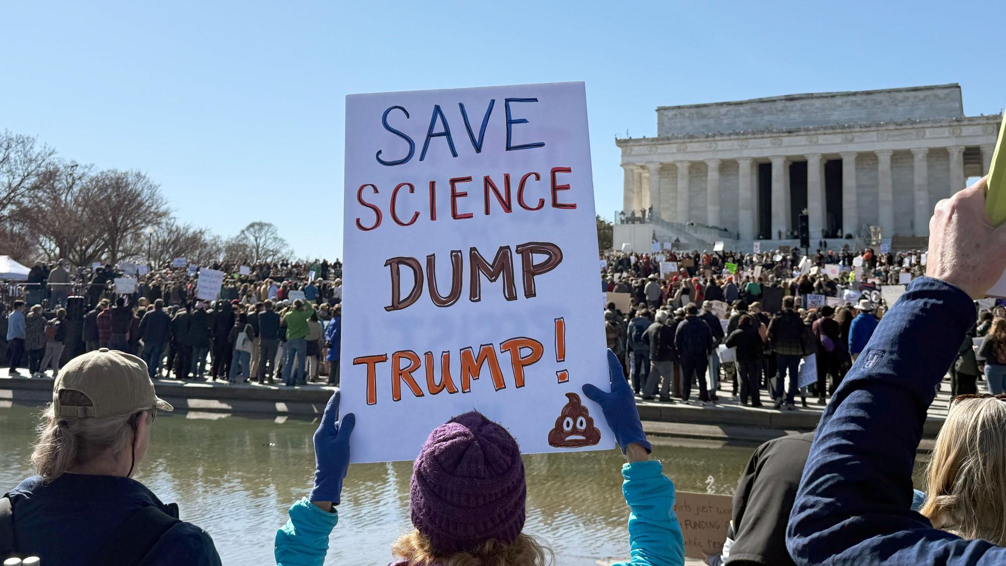Ein Schild mit der Aufschrift ´Save Science - Dump Trump!» (Rettet die Wissenschaft - Weg mit Trump!) ist bei einer Kundgebung von Wissenschaftlern und Forschern gegen Kürzungen bei den Etats und Stellenstreichungen am Lincoln Memorial zu sehen. (Archivbild)