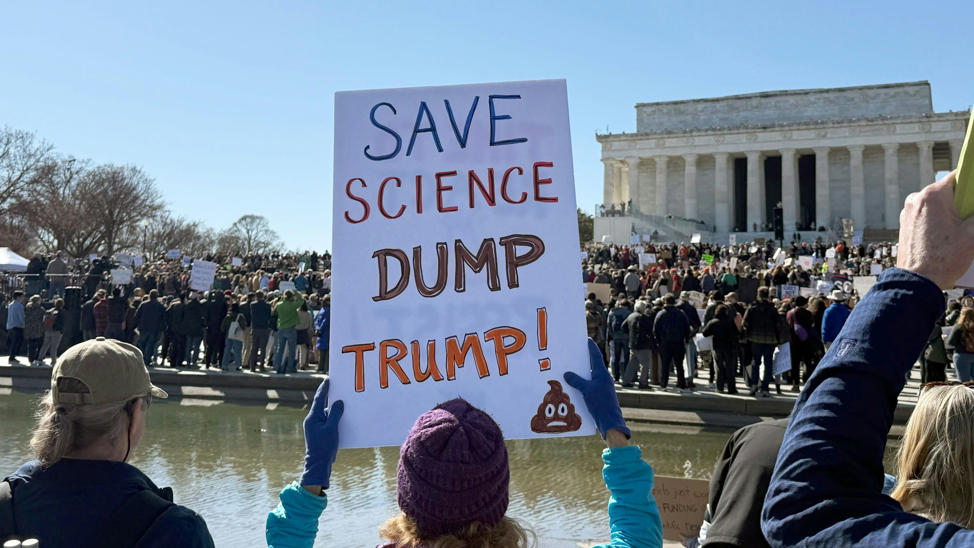 Ein Schild mit der Aufschrift ´Save Science - Dump Trump!» (Rettet die Wissenschaft - Weg mit Trump!) ist bei einer Kundgebung von Wissenschaftlern und Forschern gegen Kürzungen bei den Etats und Stellenstreichungen am Lincoln Memorial zu sehen. (Archivbild)
