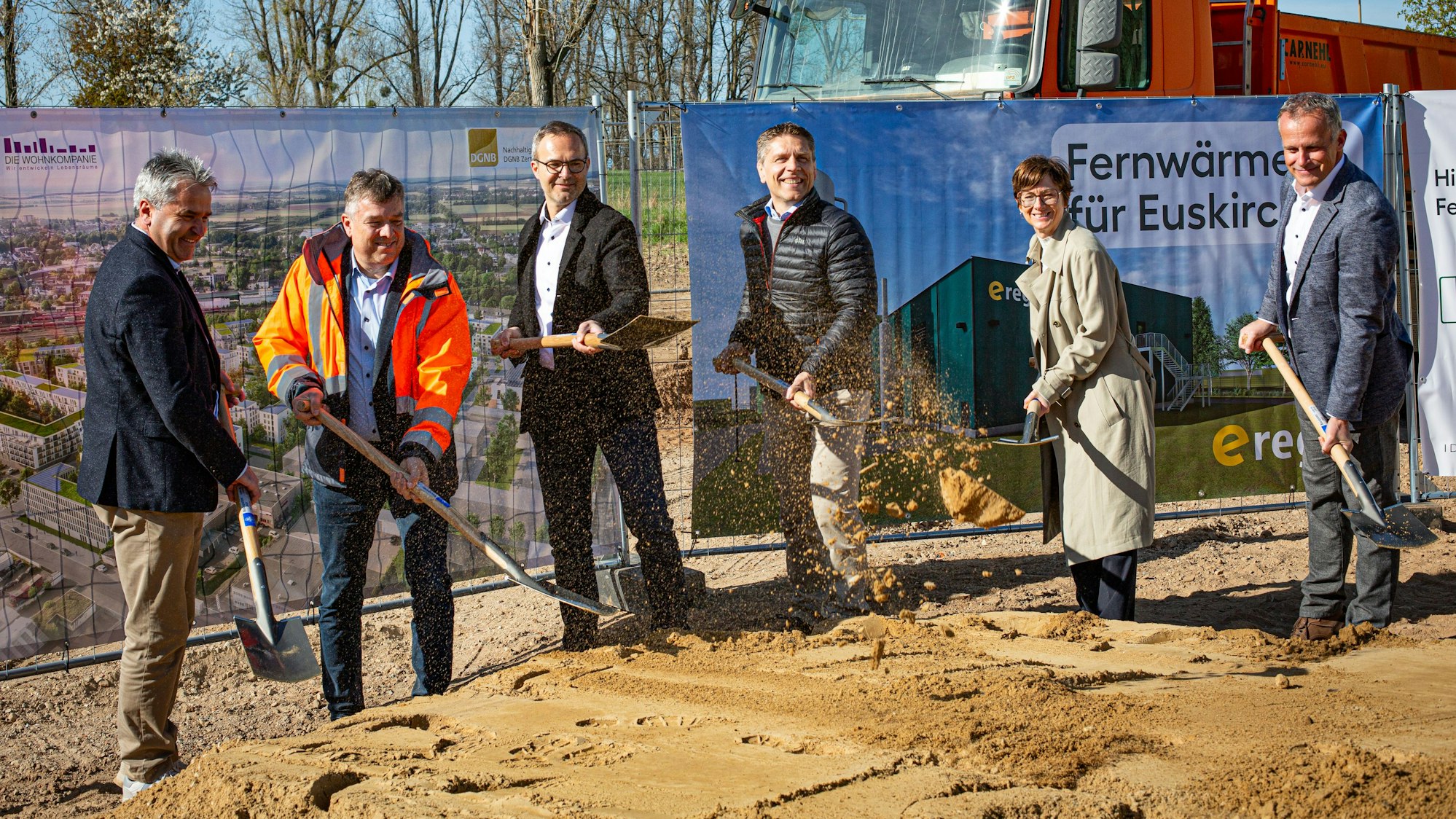 Das Bild zeigt die Protagonisten beim Spatenstich für das Fernwärmenetz.