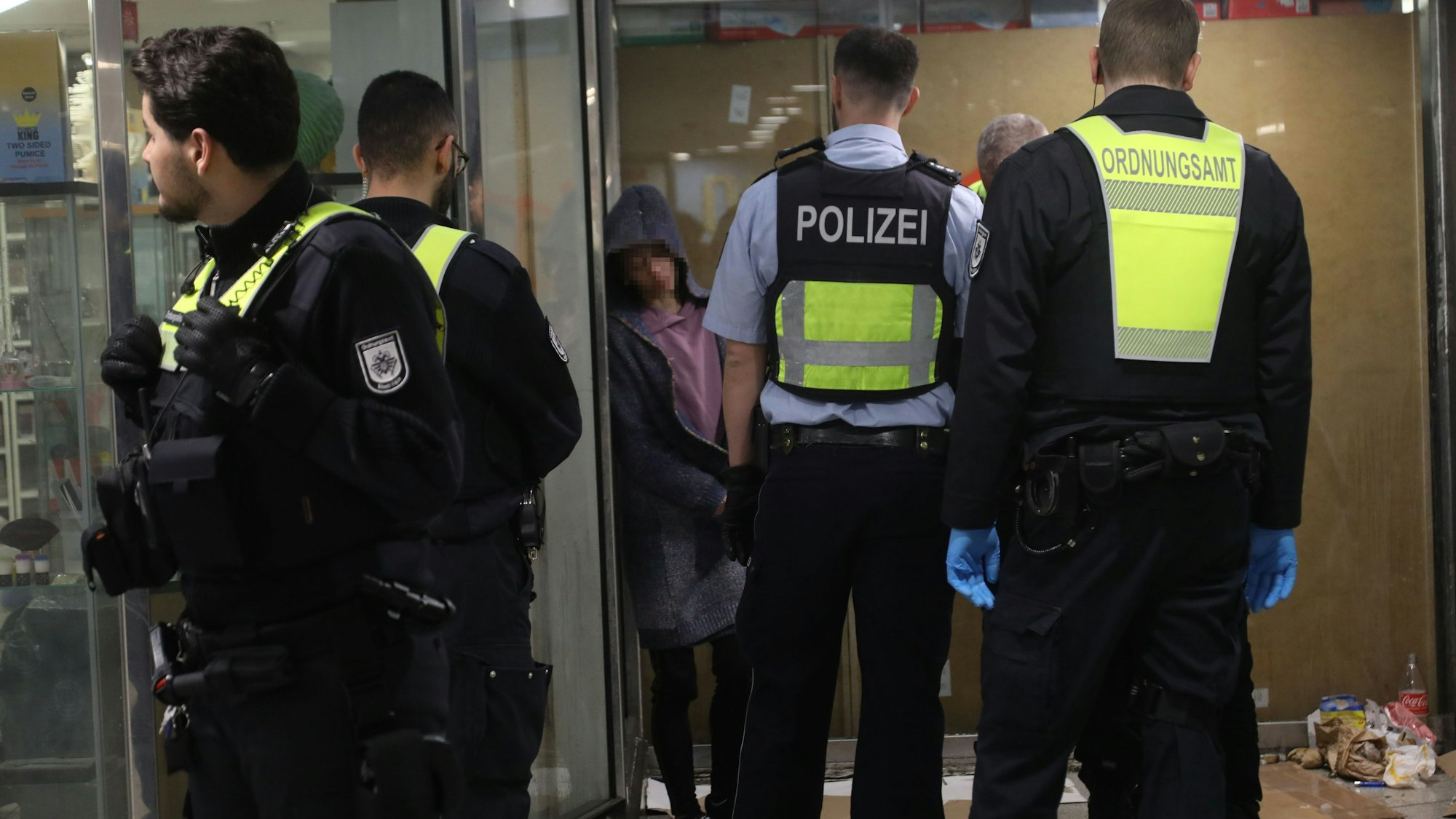 Eine gemeinsame Kontrolle von Ordnungsamt und Polizei am Kölner Appellhofplatz