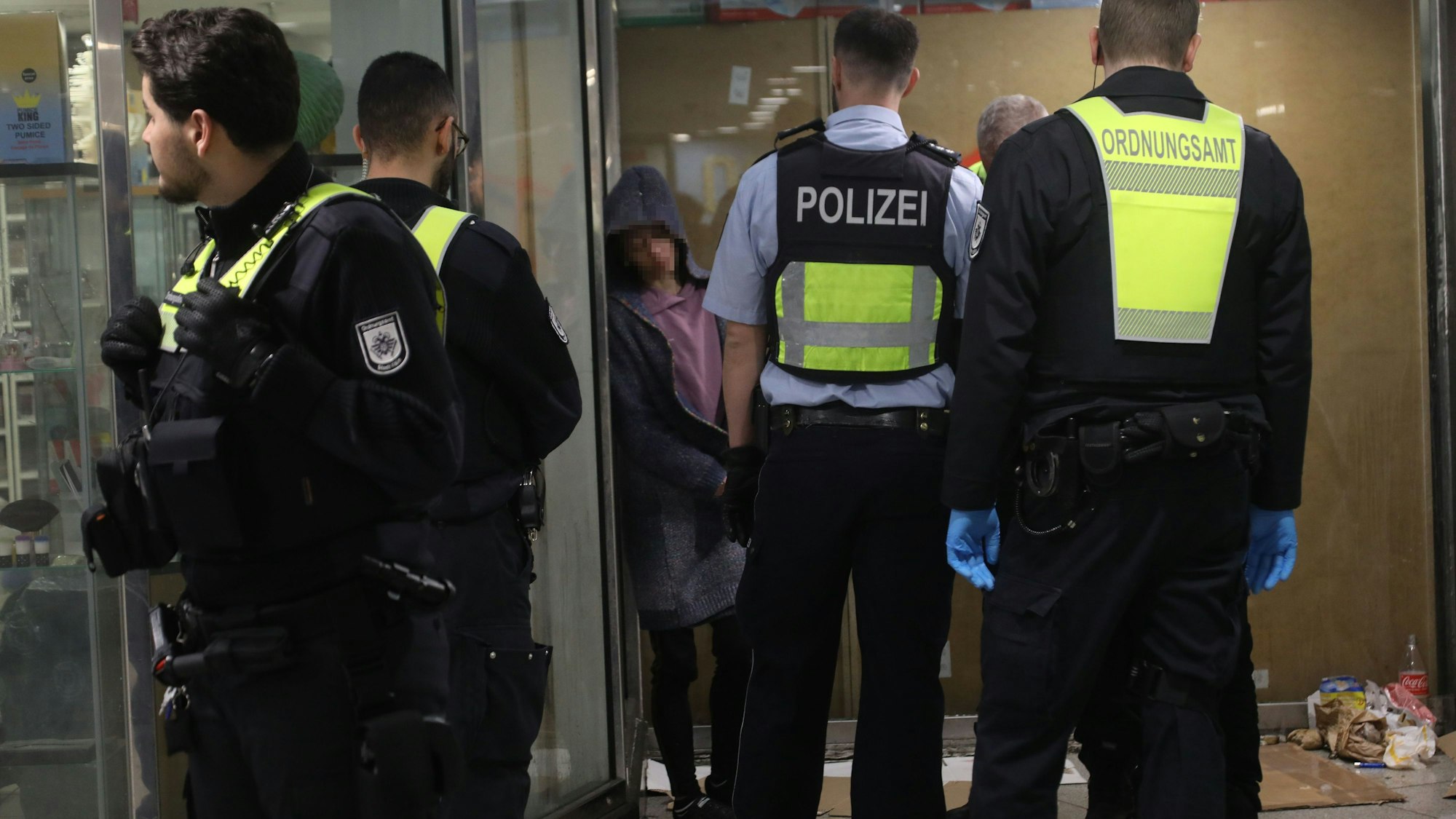 14.04.2025, Köln: Eine Perosnenkontrolle in der Zwischeneben der U-Bahn Apellhofplatz. Gemeinsam unterwegs mit Streifenteams an Brennpunkten in der Innenstadt mit der Polizei, KVB und der Stadt. Foto: Arton Krasniqi