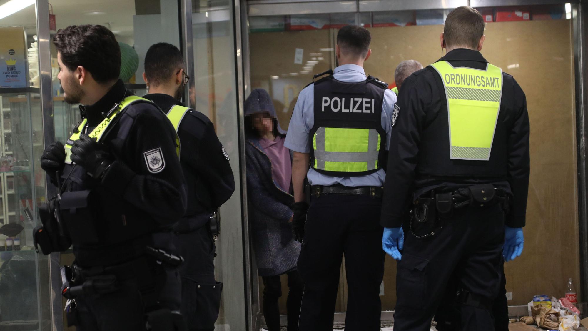 Seit März 2025 ist eine Kooperationsstreife aus Polizei, Ordnungsamt und KVB-Sicherheitskräften in der Innenstadt im Einsatz, hier zu sehen bei einer Maßnahme an der Haltestelle Appellhofplatz.