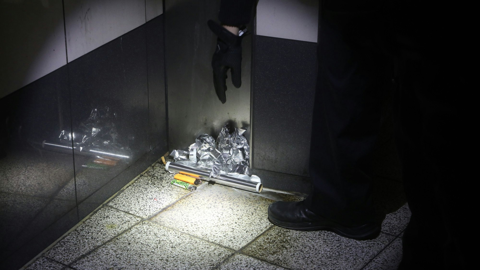 In den verwinkelten Stellen am Appelhofplatz lagern Feuerzeuge und Alufolie.