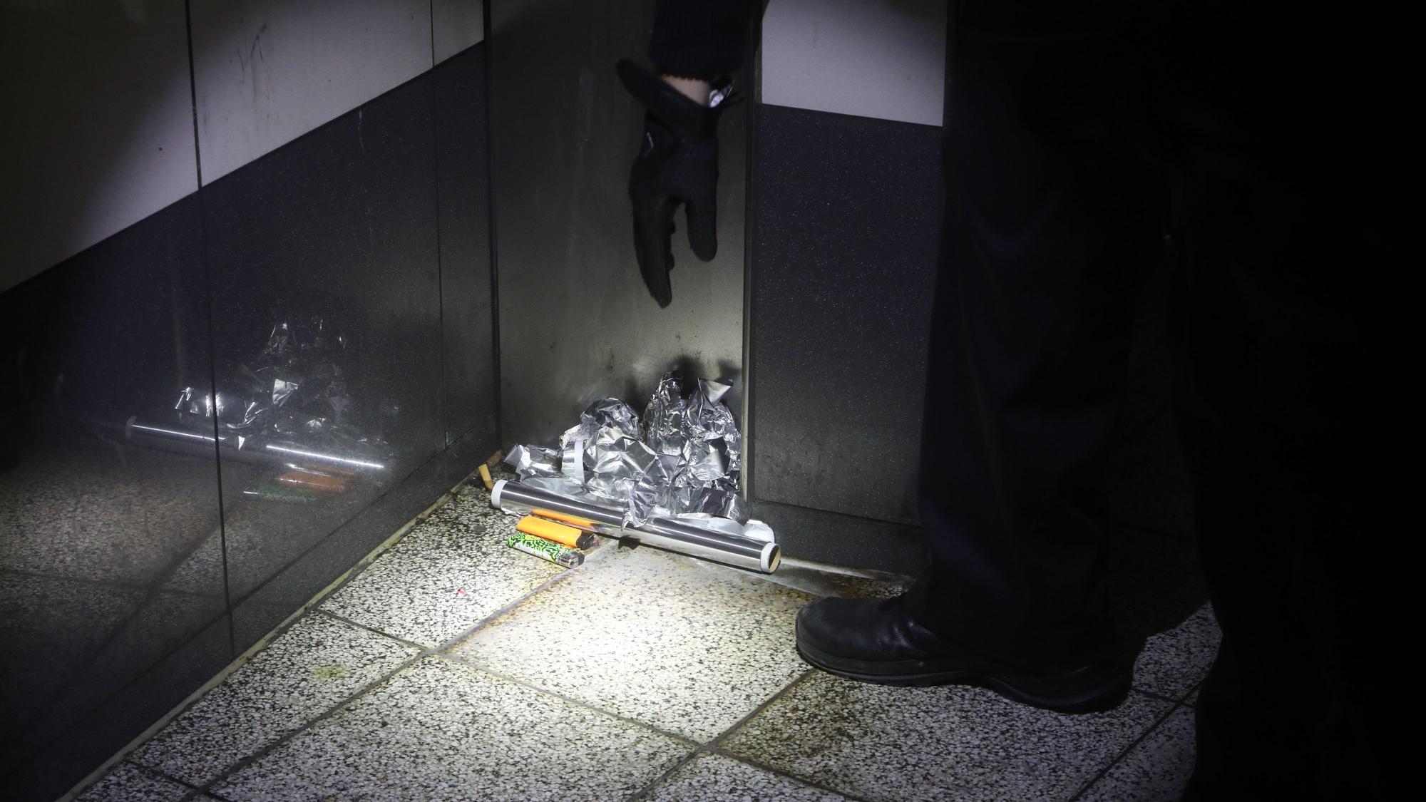 In den verwinkelten Stellen am Appelhofplatz lagern Feuerzeuge und Alufolie.