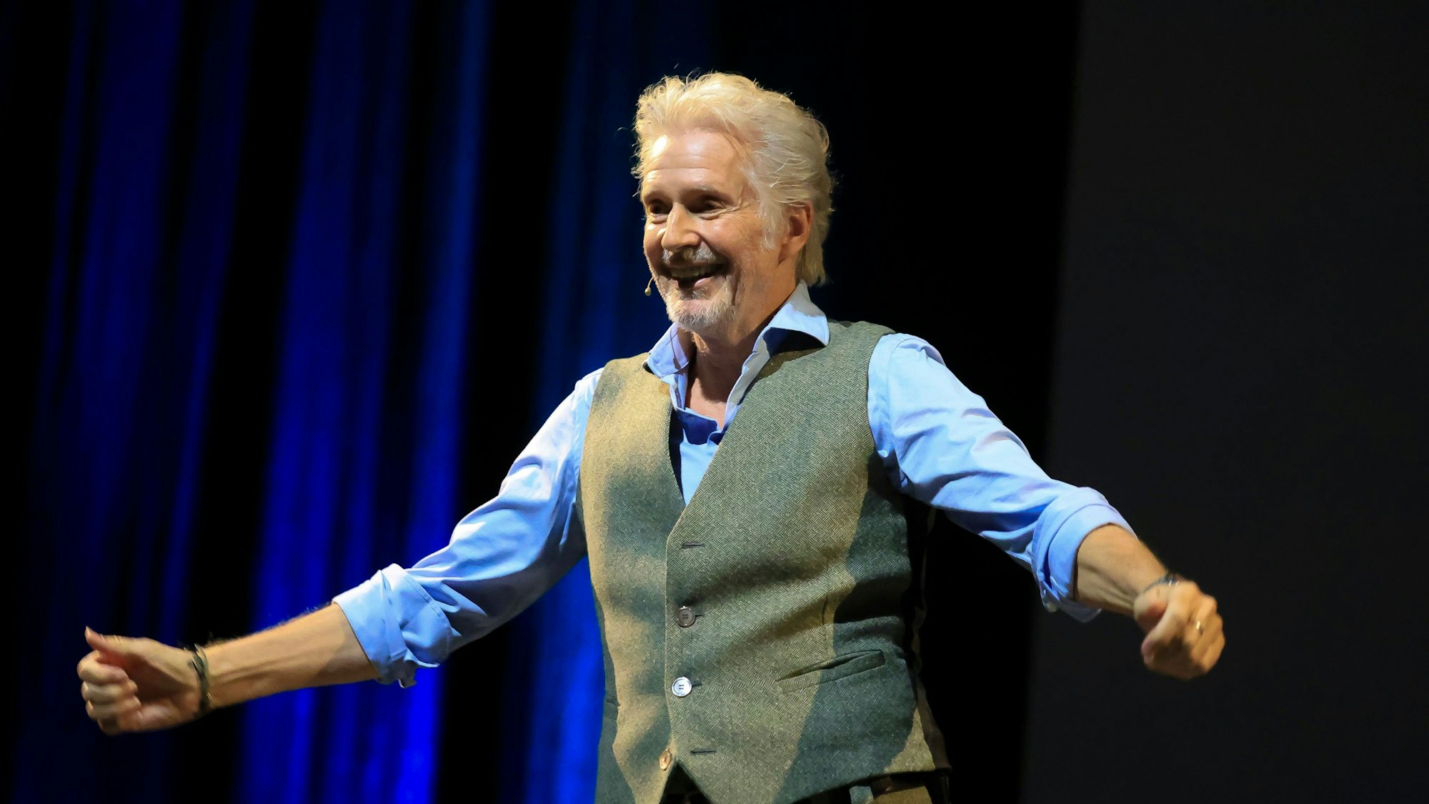 Ein Mann auf der Bühne, er strahlt.