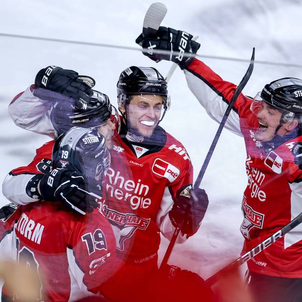 Gregor MacLeod (l. verdeckt) wird nach seinem 2:2-Ausgleichstreffer gefeiert.