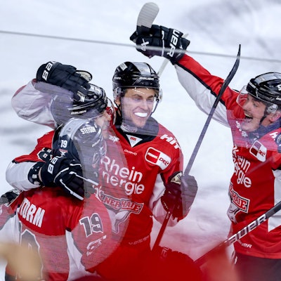 Gregor MacLeod (l. verdeckt) wird nach seinem 2:2-Ausgleichstreffer gefeiert.