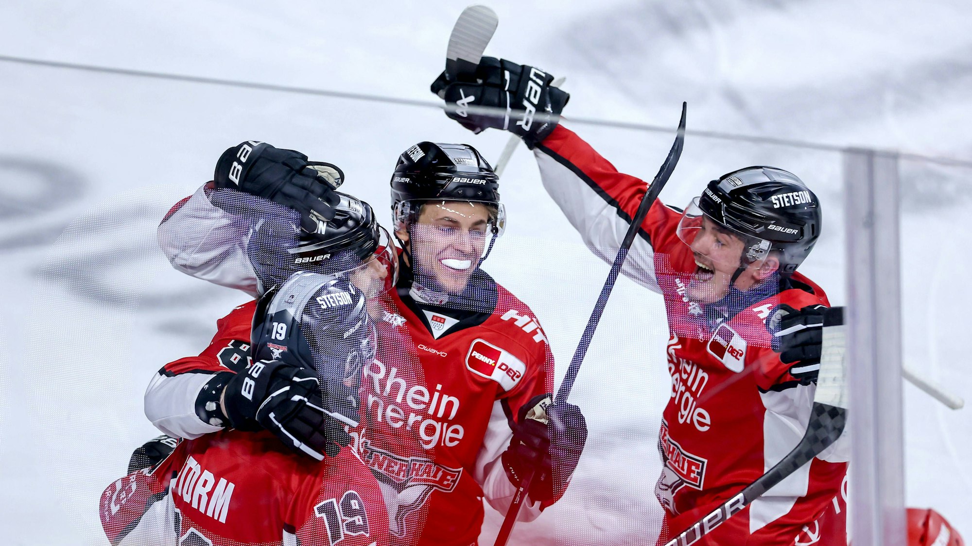 Gregor MacLeod (l. verdeckt) wird nach seinem 2:2-Ausgleichstreffer gefeiert.