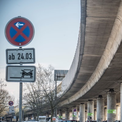 Die Untersuchung des Betons der Stelze hat begonnen. Foto: Ralf Krieger