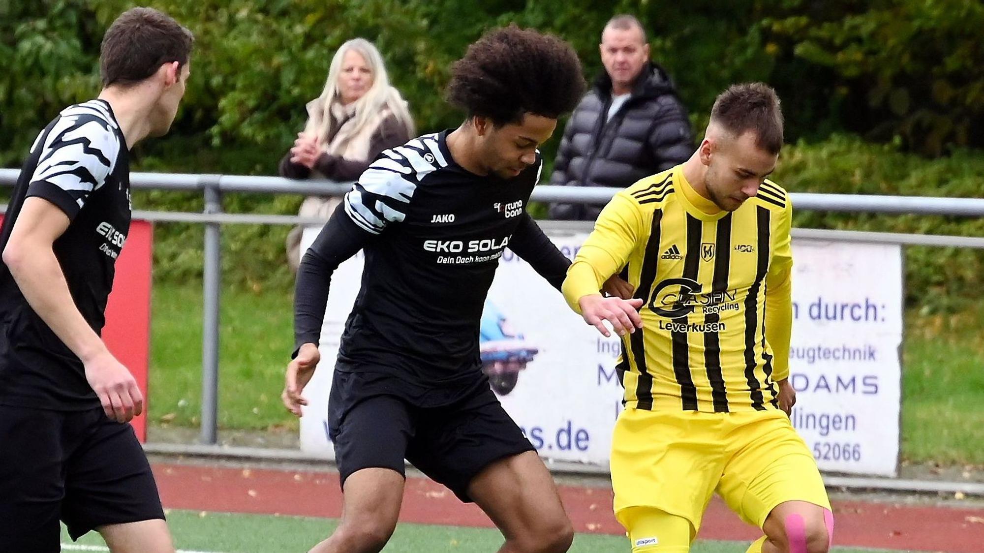 27.10.2024, Fussball-SV Schlebusch-Fortuna Bonn
rechts: Marco Bramer (Schlebusch)
Foto: Uli Herhaus