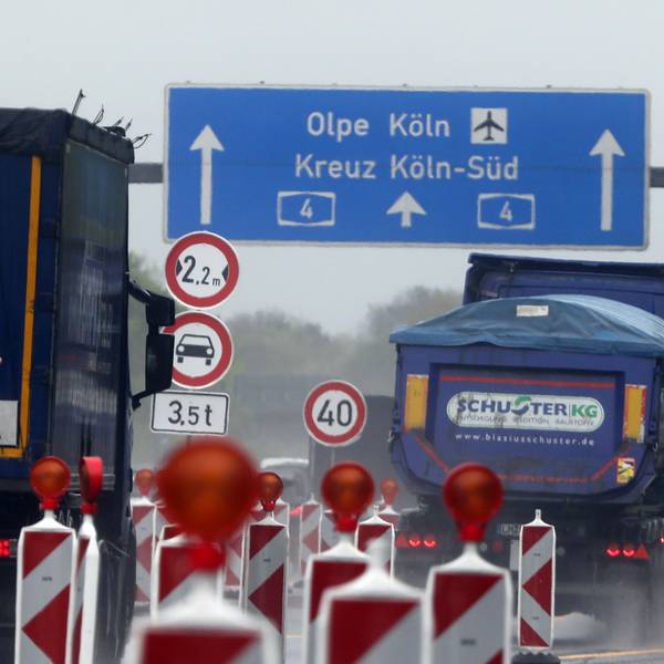 Fahrzeuge passieren einen Baustellenbereich auf der A4 Richtung Köln