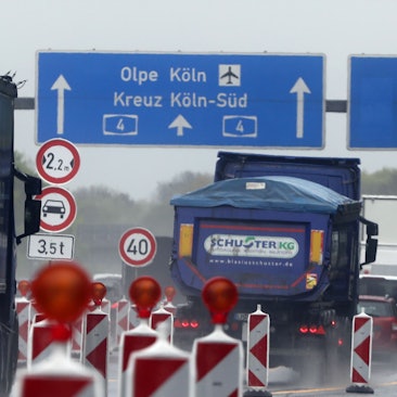 Das Foto zeigt Stau auf der A4.