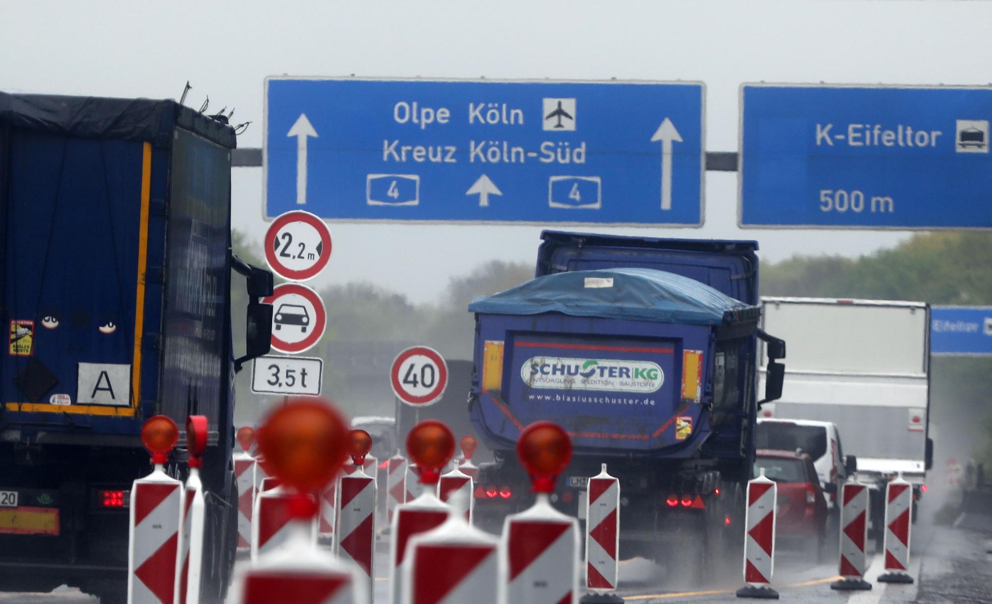 15.04.2025, Köln: Auf der Autobahn A4 zwischen den Anschlussstellen Klettenberg und Eifeltor kommt es seit Anfang April zu deutlichen Verkehrseinschränkungen. Die Brücke über den Güterbahnhof Eifeltor ist marode und muss neu gebaut werden. Vom schlechten Zustand wurde der Betreiber überrascht. Hier in Fahrtrichtung Süden. Foto: Arton Krasniqi