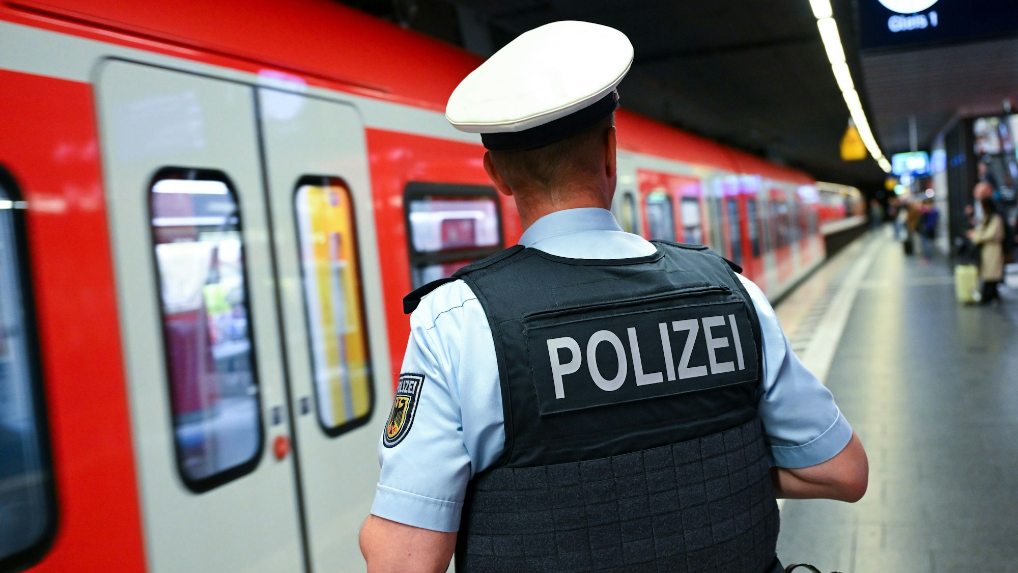 ARCHIV - 03.07.2024, Bayern, München: Ein Bundespolizist steht am Hauptbahnhof an einer S-Bahn. (zu dpa: «Warum Bayern kein Messerverbot im Nahverkehr plant») Foto: Sven Hoppe/dpa +++ dpa-Bildfunk +++