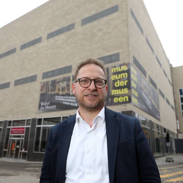 Projektmanager Jürgen Marc Volm vor dem Wallraf-Richartz-Museum.