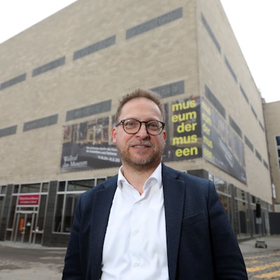 Projektmanager Jürgen Marc Volm vor dem Wallraf-Richartz-Museum.