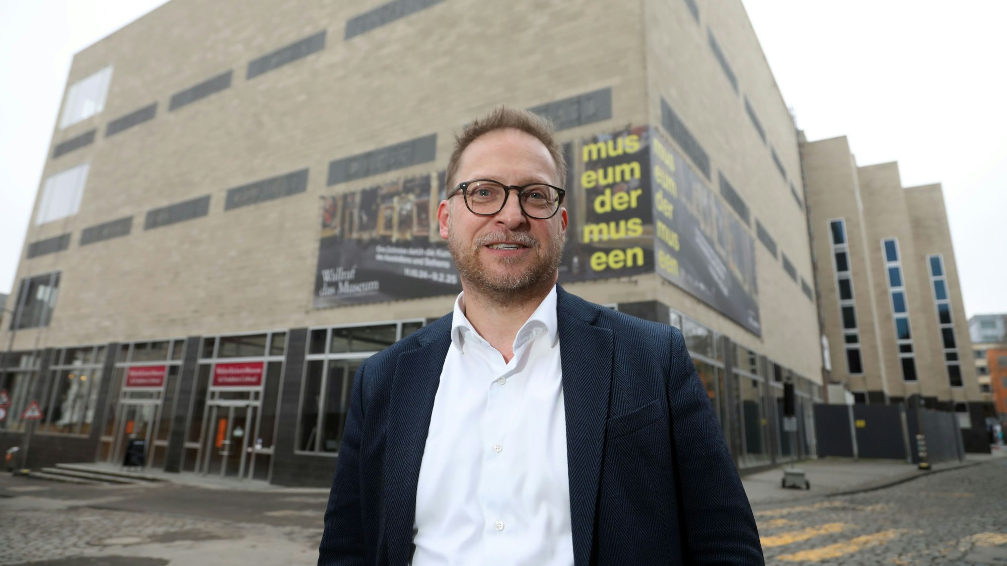 Projektmanager Jürgen Marc Volm vor dem Wallraf-Richartz-Museum.