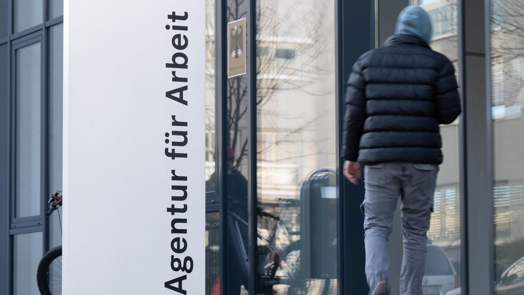 Experten warnen: Eine Kürzung des Bürgergelds für Ukraine-Geflüchtete könnte deren Integration erschweren. Studien zeigen klare Risiken auf. (Archivbild)