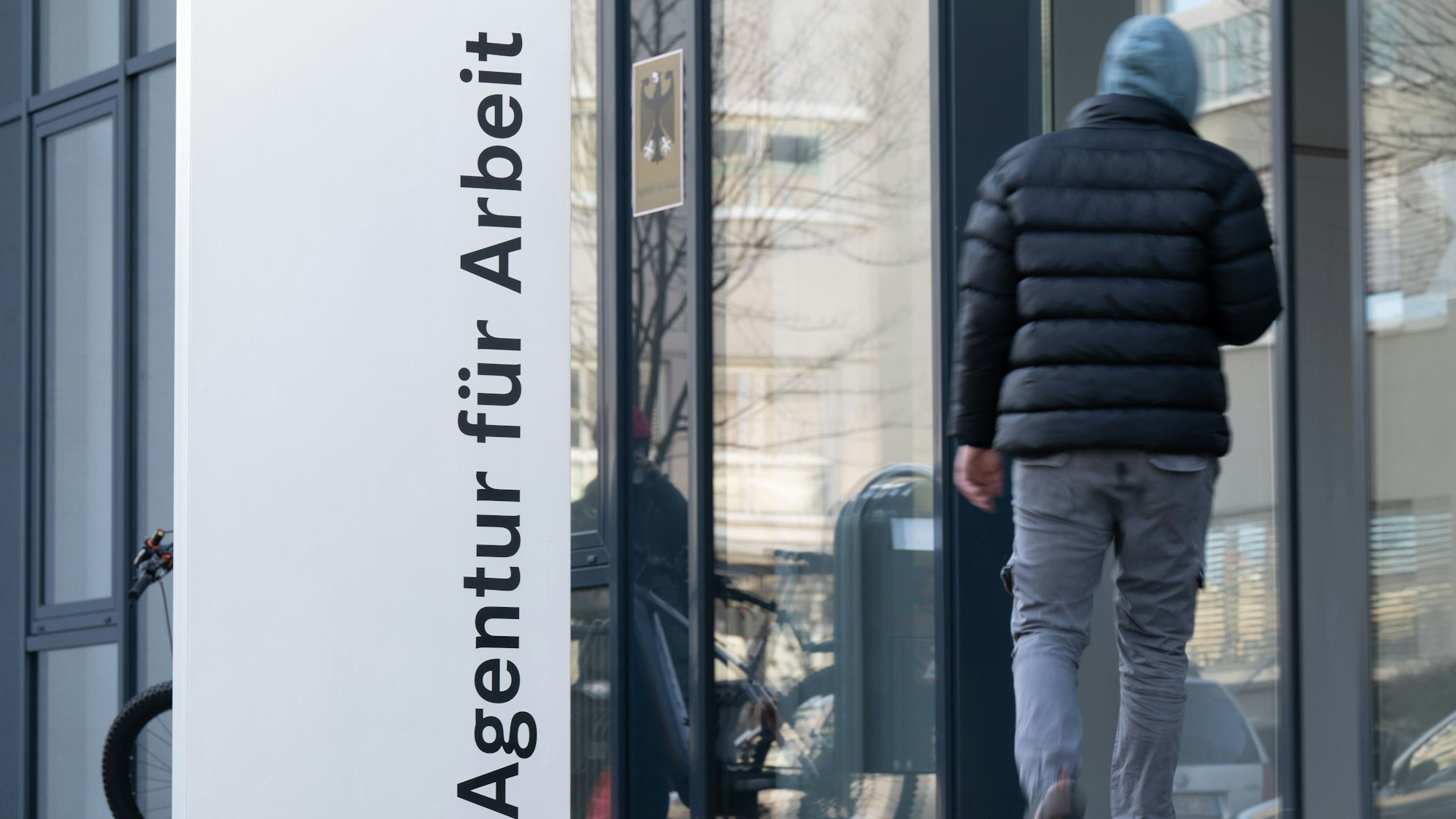 Experten warnen: Eine Kürzung des Bürgergelds für Ukraine-Geflüchtete könnte deren Integration erschweren. Studien zeigen klare Risiken auf. (Archivbild)