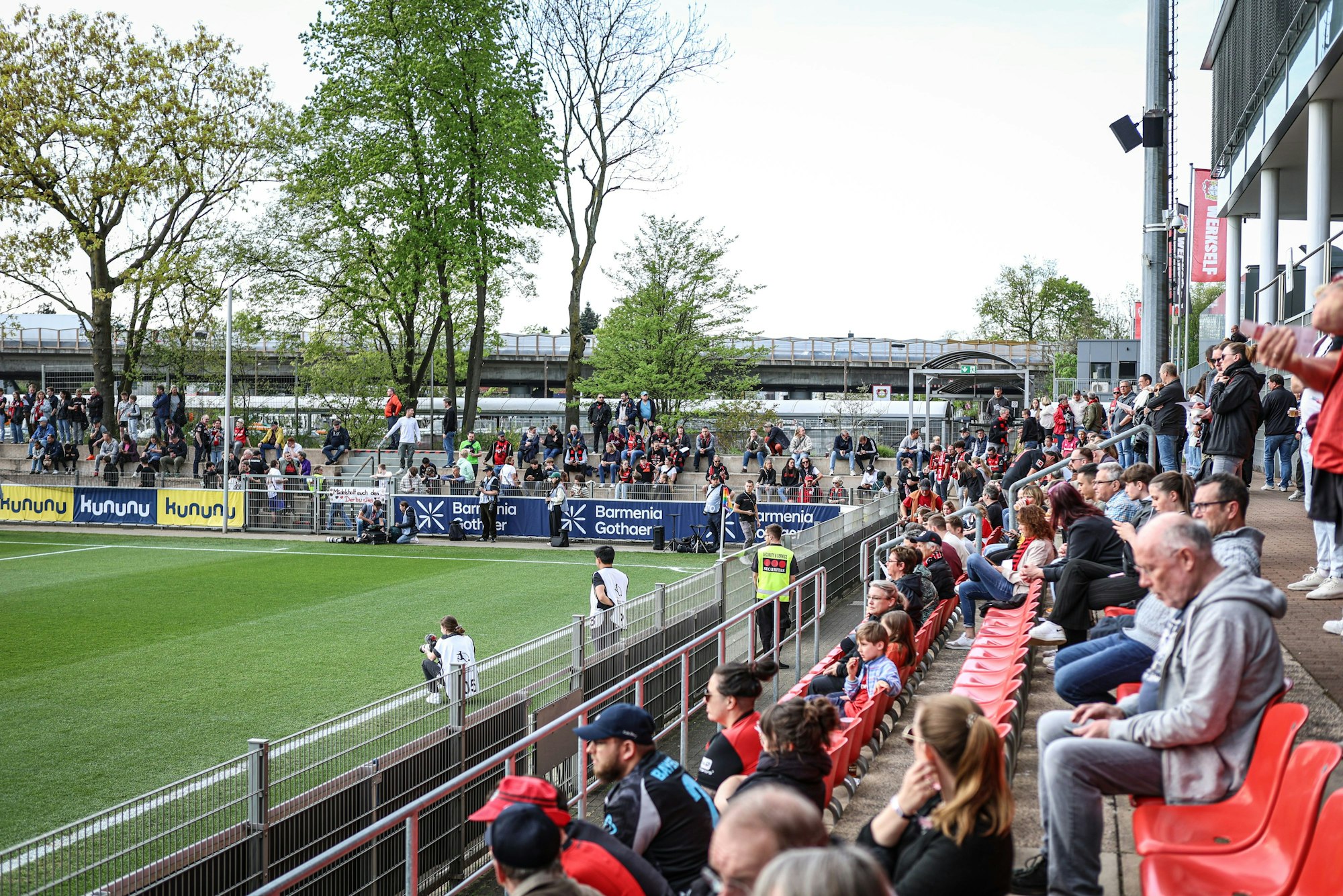 Als das Spiel abgepfiffen ist, applaudieren beide Fanlager – ein Ausdruck von Respekt, von Freude an einem fairen Spiel und an einem gelungenen Nachmittag.