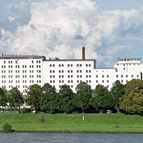 Gebäude der historischen Ellmühle im Köln Deutzer Hafen Die Gebäude der historischen Ellmühle im Köln Deutzer Hafen im Sommer 2023 vor der Umgestaltung des Areals in das Quartier Deutzer Hafen Copyright: xZoonar.com/GerdxHarderx 20701551