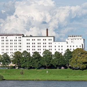 Gebäude der historischen Ellmühle im Köln Deutzer Hafen Die Gebäude der historischen Ellmühle im Köln Deutzer Hafen im Sommer 2023 vor der Umgestaltung des Areals in das Quartier Deutzer Hafen Copyright: xZoonar.com/GerdxHarderx 20701551