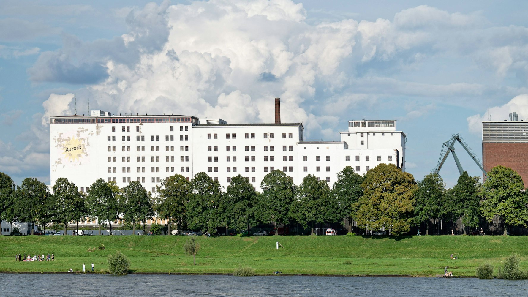 Gebäude der historischen Ellmühle im Köln Deutzer Hafen Die Gebäude der historischen Ellmühle im Köln Deutzer Hafen im Sommer 2023 vor der Umgestaltung des Areals in das Quartier Deutzer Hafen Copyright: xZoonar.com/GerdxHarderx 20701551
