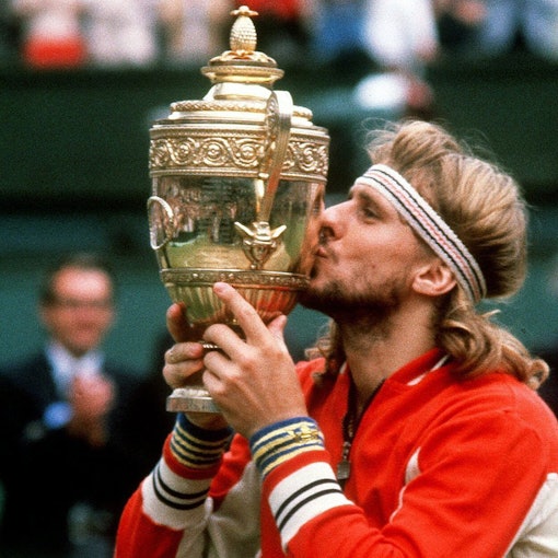 Der Schwede Björn Borg küsst die Trophäe, nachdem er das Herrenfinale beim Tennisturnier in Wimbledon zum fünften Mal in Folge gewonnen hat.
