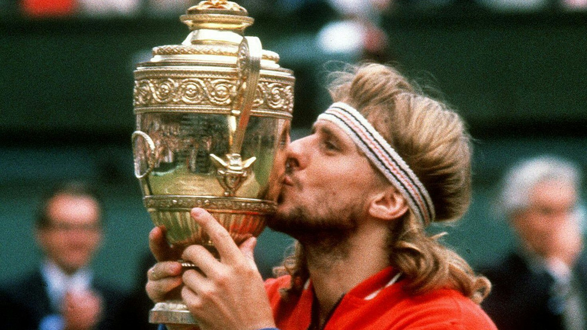Der Schwede Björn Borg küsst die Trophäe, nachdem er das Herrenfinale beim Tennisturnier in Wimbledon zum fünften Mal in Folge gewonnen hat.