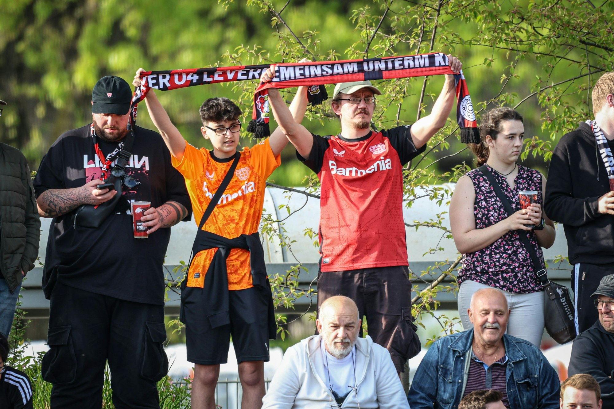 Viele Stimmen an diesem Nachmittag betonen die besondere Nähe zwischen Fans und Spielerinnen.