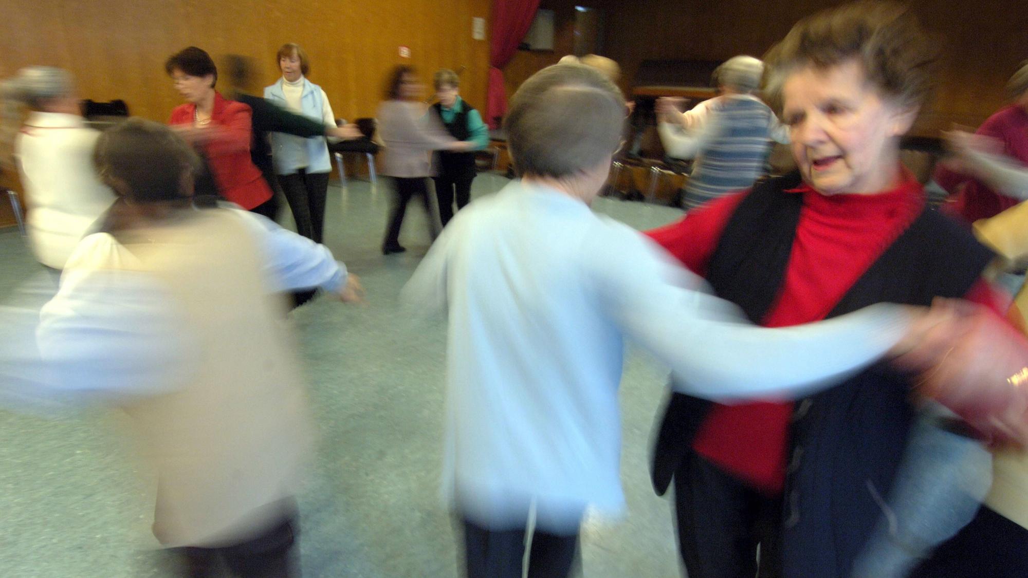Seniorinnen tanzen am Donnerstag. (Symbolbild)