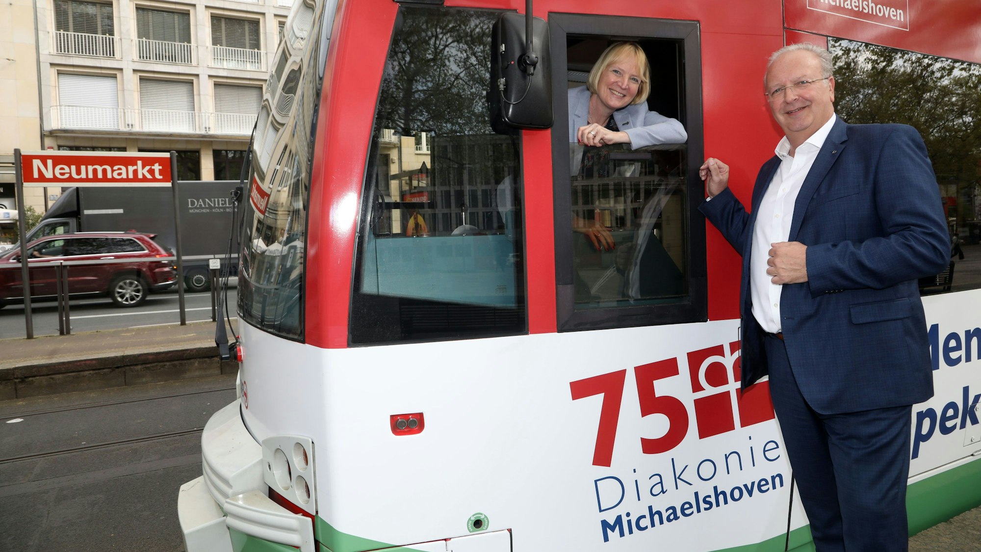 Die Kölner Verkehrs-Betriebe gratulieren der Diakonie Michaelshoven mit einer speziell gestalteten Stadtbahn zum 75-jährigen Bestehen.