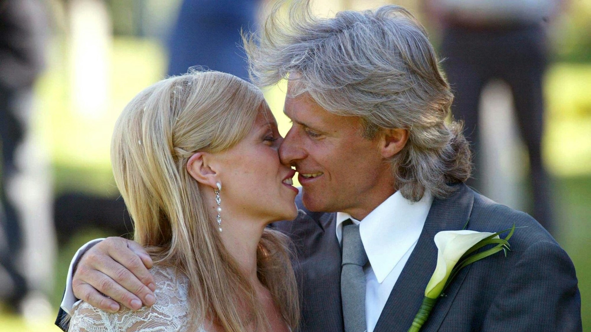 Björn Borg und seine Frau Patricia Östfeldt nach ihrer Trauung in Stockholm