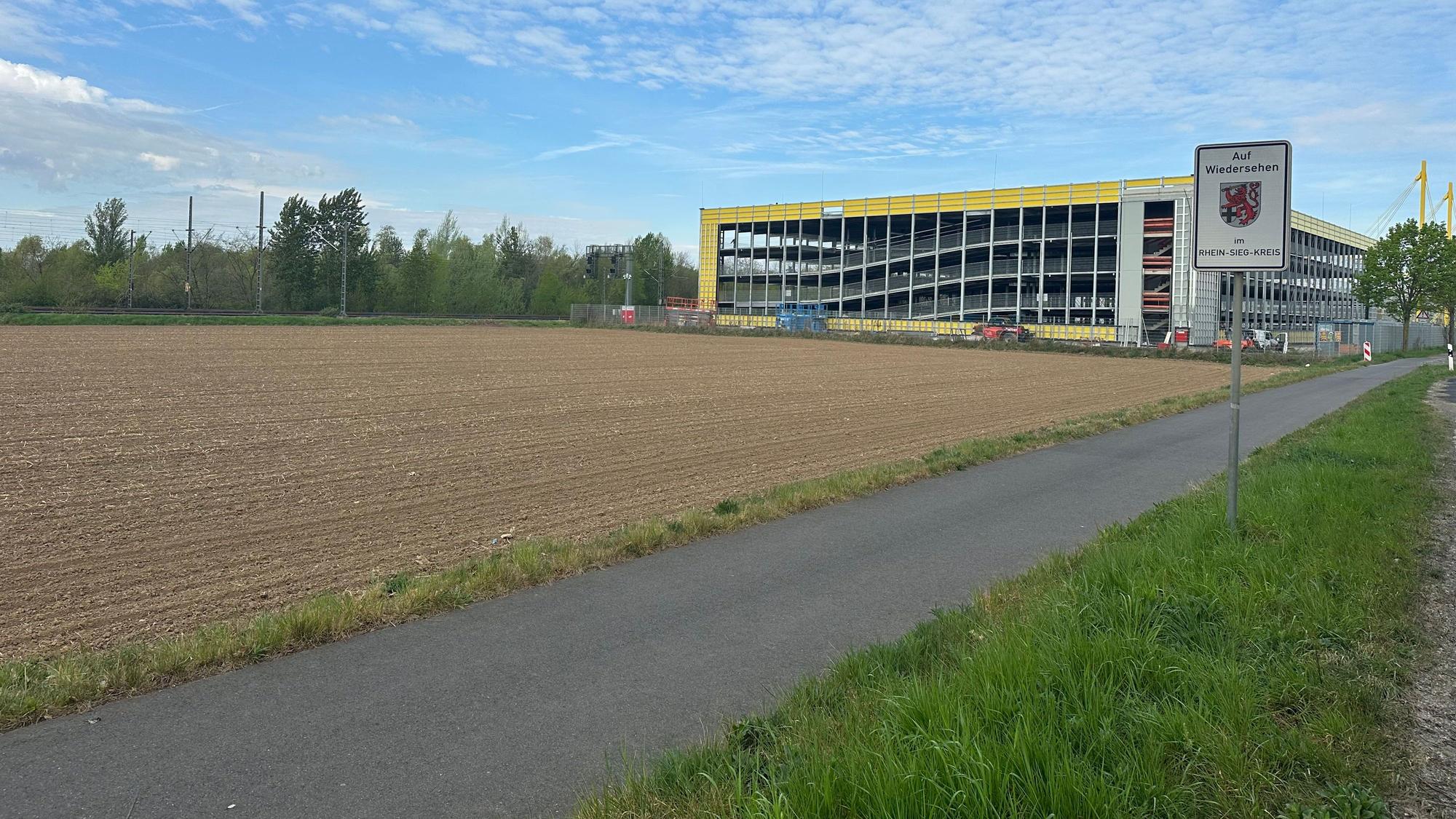 Igus erweitert sich in Richtung Spich, Blick auf das fast fertiggestellte Parkhaus in Köln-Lind.