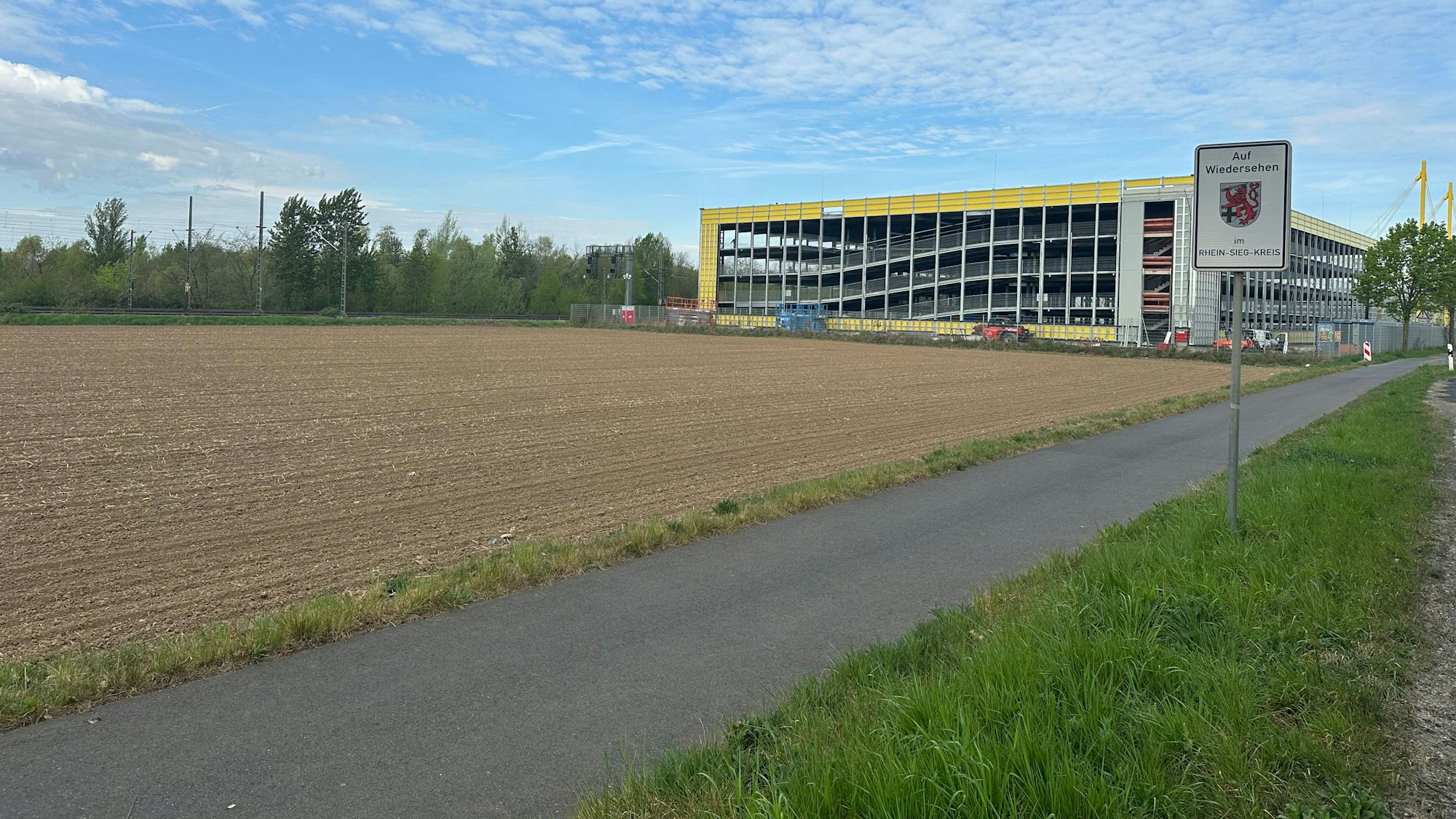 Igus erweitert sich in Richtung Spich, Blick auf das fast fertiggestellte Parkhaus in Köln-Lind.