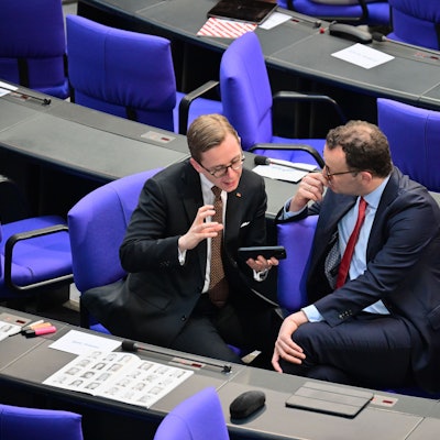 25.03.2025, Berlin: Jens Spahn (r), CDU Vizevorsitzender, spricht mit Philipp Amthor (CDU), bei der konstituierenden Sitzung des neuen Bundestags. Foto: Sebastian Christoph Gollnow/dpa +++ dpa-Bildfunk +++