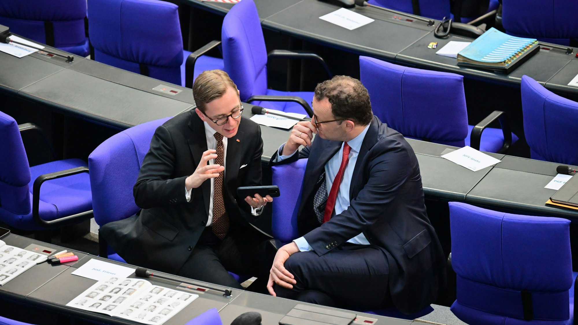 25.03.2025, Berlin: Jens Spahn (r), CDU Vizevorsitzender, spricht mit Philipp Amthor (CDU), bei der konstituierenden Sitzung des neuen Bundestags. Foto: Sebastian Christoph Gollnow/dpa +++ dpa-Bildfunk +++