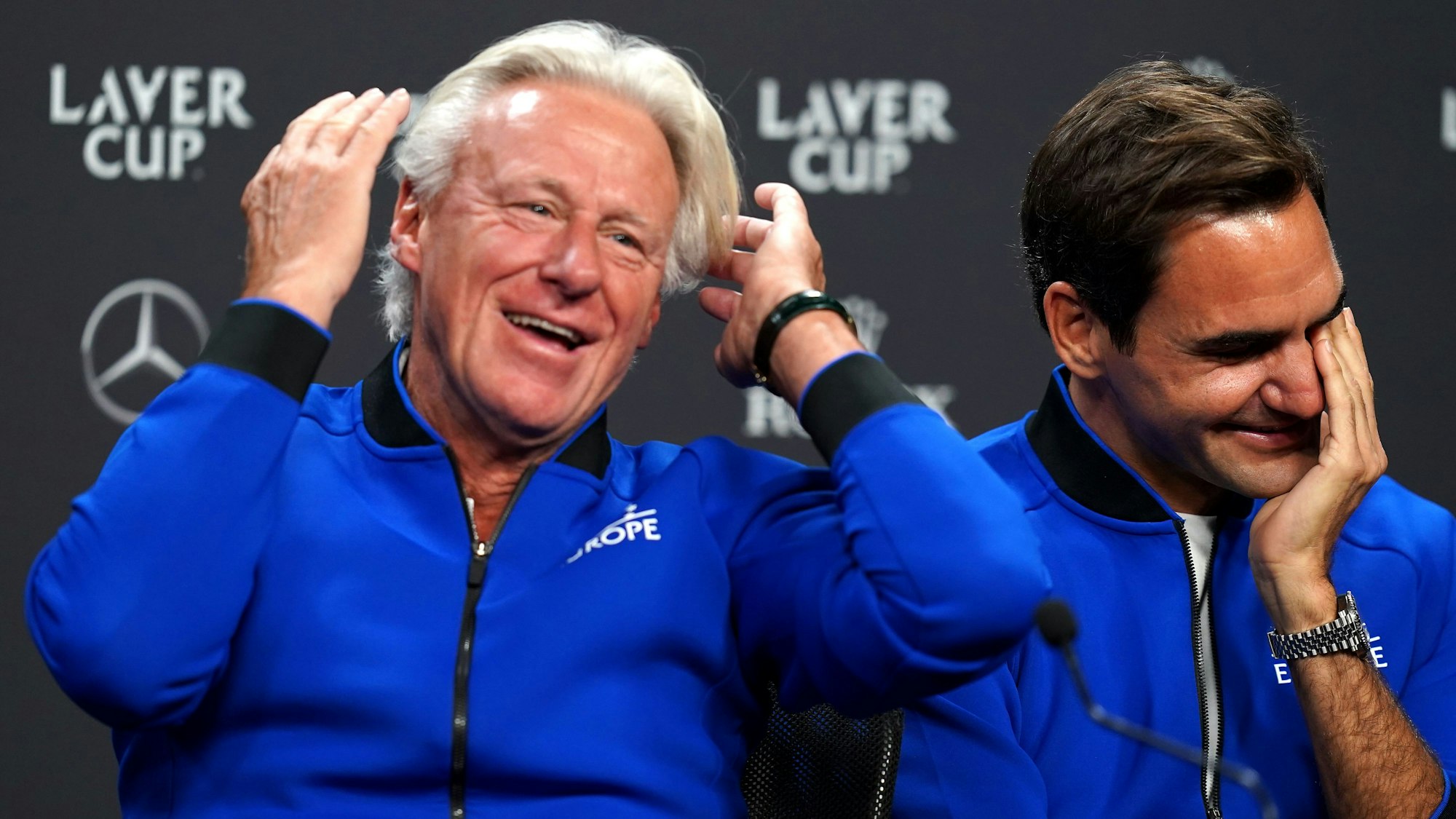 Team-Europa-Kapitän Björn Borg (l) und Tennis-Star Roger Federer sitzen bei einer Pressekonferenz vor dem Laver Cup 2022 in der O2 Arena nebeneinander.