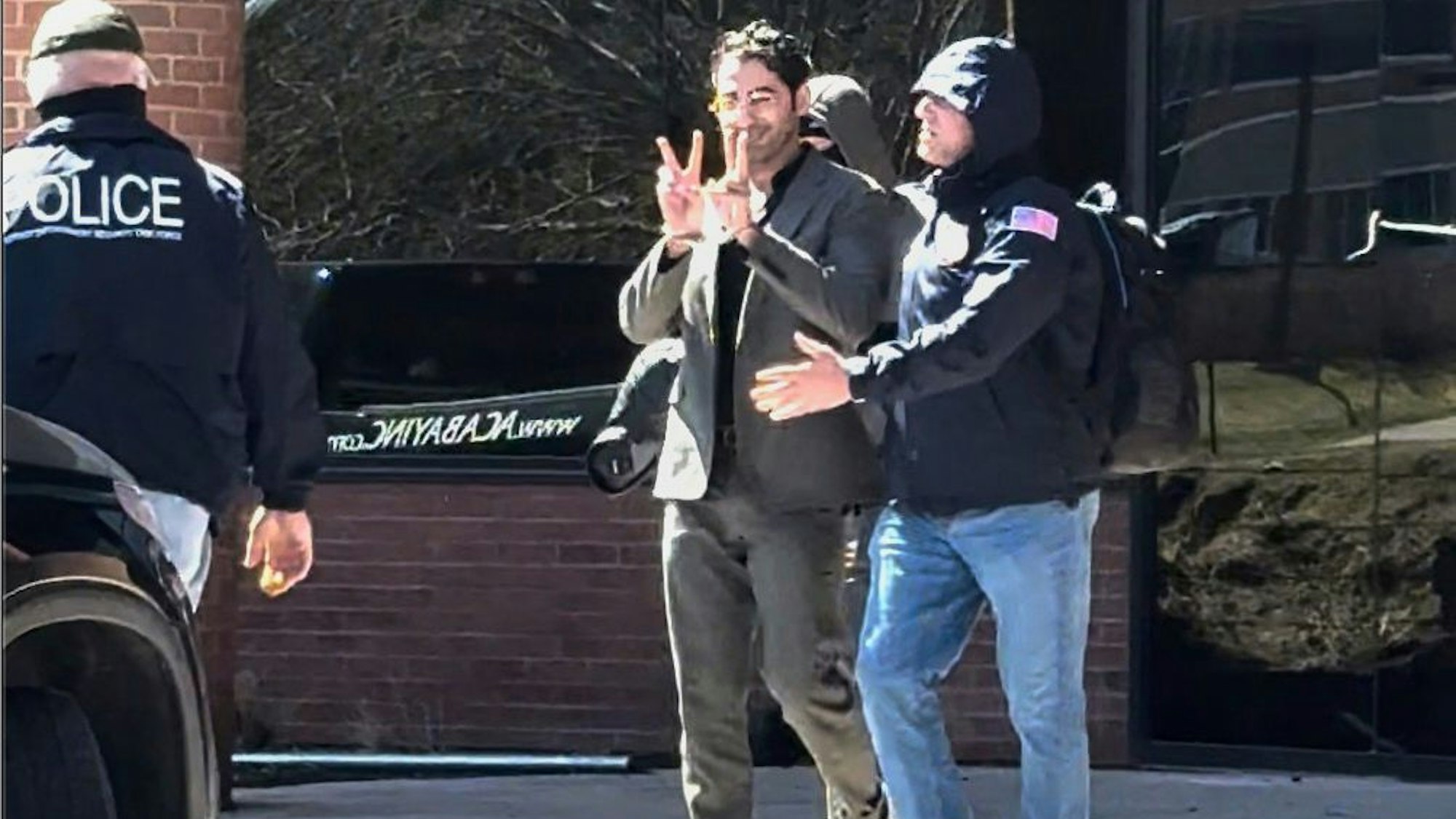 Dieses Bild aus einem von Christopher Helali zur Verfügung gestellten Video zeigt Mohsen Mahdawi, einen Palästinenser, der als Student der Columbia University Proteste gegen den Krieg in Gaza angeführt hat, bei seiner Festnahme am Büro der US-amerikanischen Einwanderungsbehörde