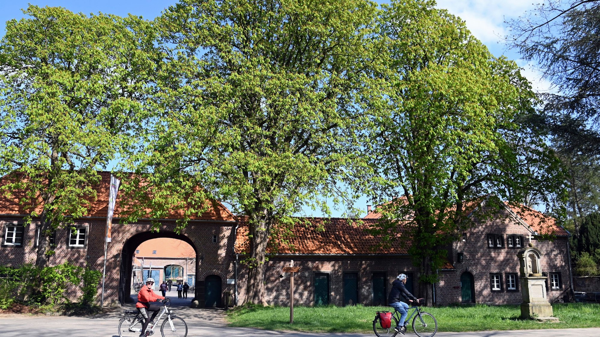 Fahrradfahrer sind am Gut Leidenhausen unterwegs.