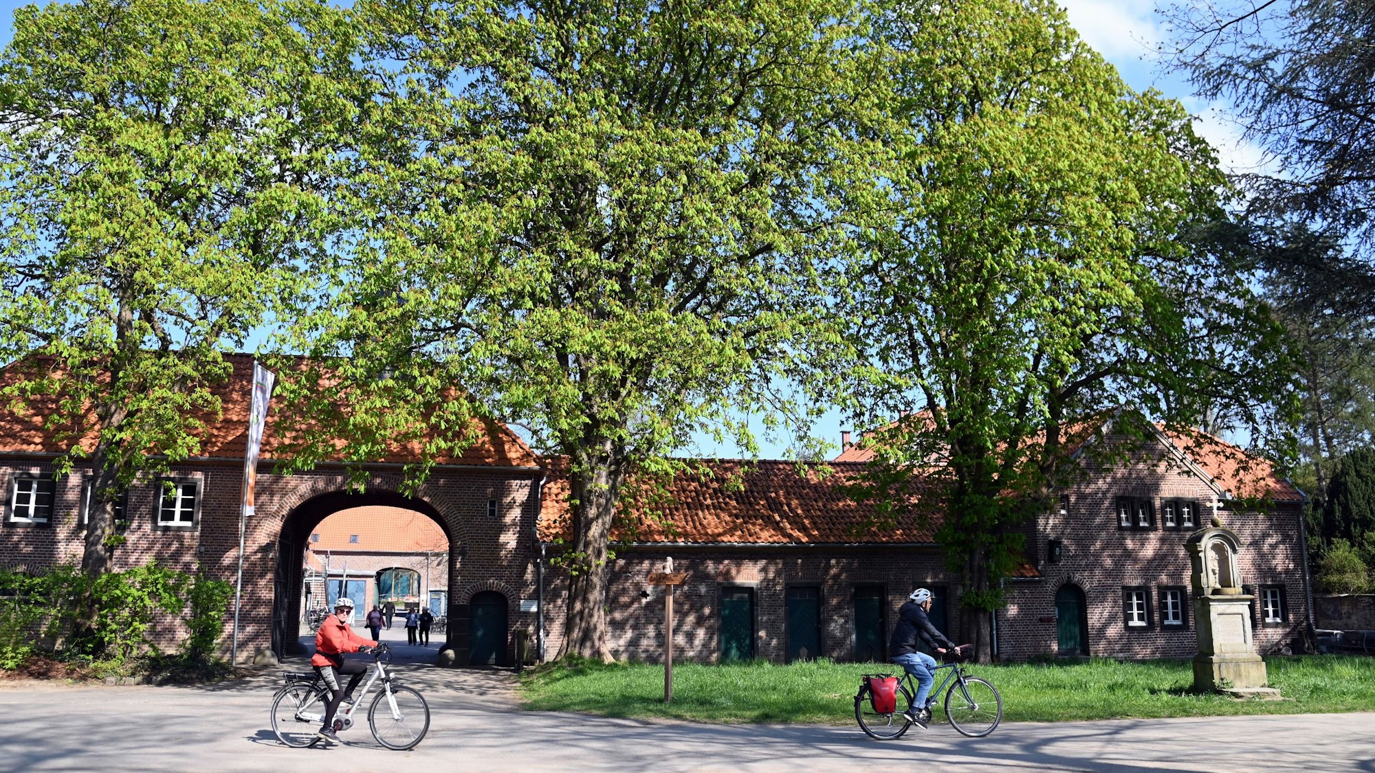 Fahrradfahrer sind am Gut Leidenhausen unterwegs.