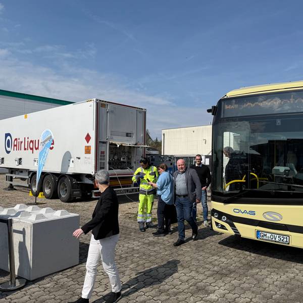 Vorerst versorgt eine mobile Tankstelle auf dem Betriebshof der Ovag in Wipperfürth-Hämmern die neuen Linienbusse mit Wasserstoff.