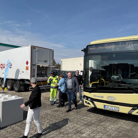 Vorerst versorgt eine mobile Tankstelle auf dem Betriebshof der Ovag in Wipperfürth-Hämmern die neuen Linienbusse mit Wasserstoff.