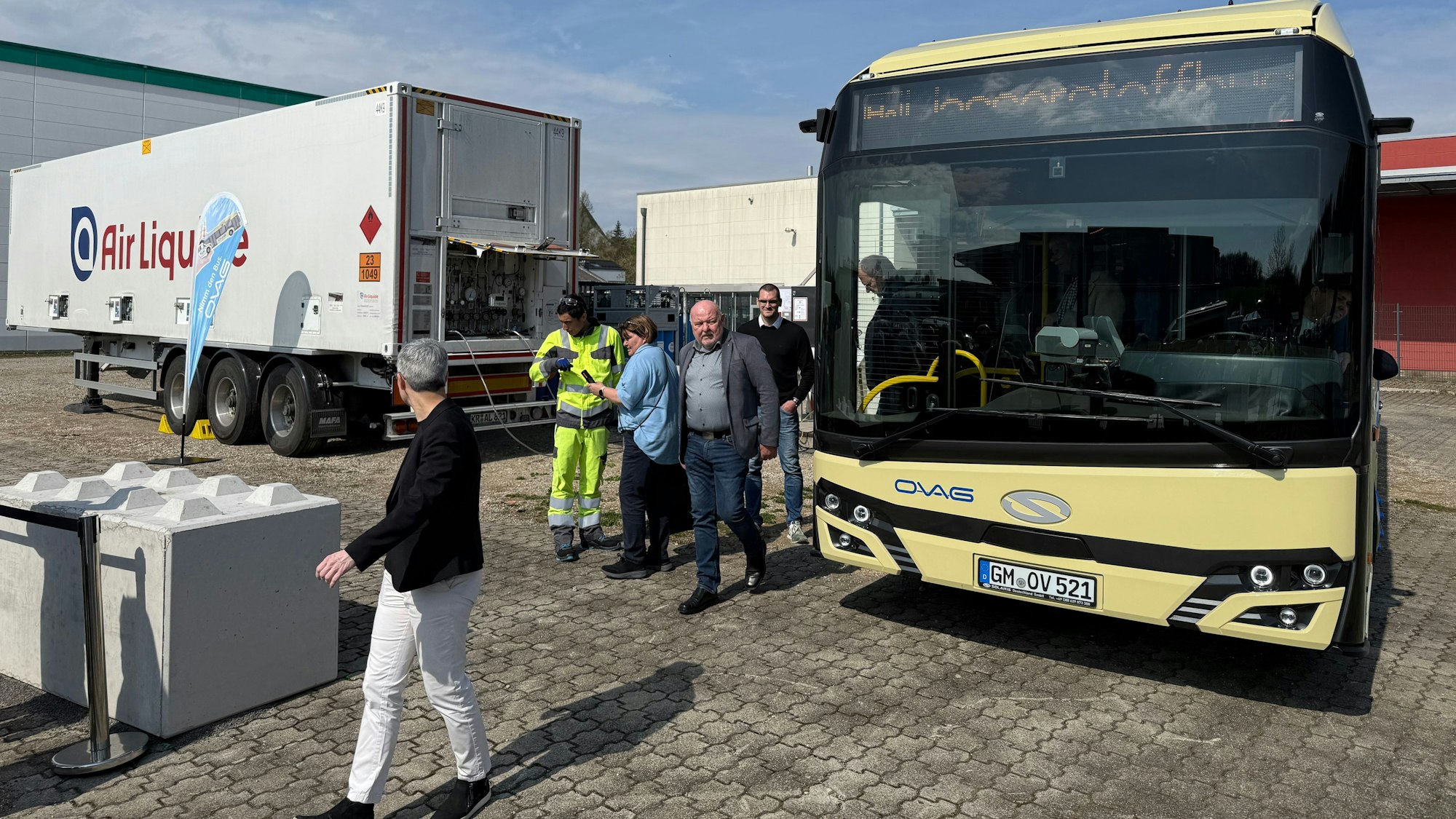 Vorerst versorgt eine mobile Tankstelle auf dem Betriebshof der Ovag in Wipperfürth-Hämmern die neuen Linienbusse mit Wasserstoff.