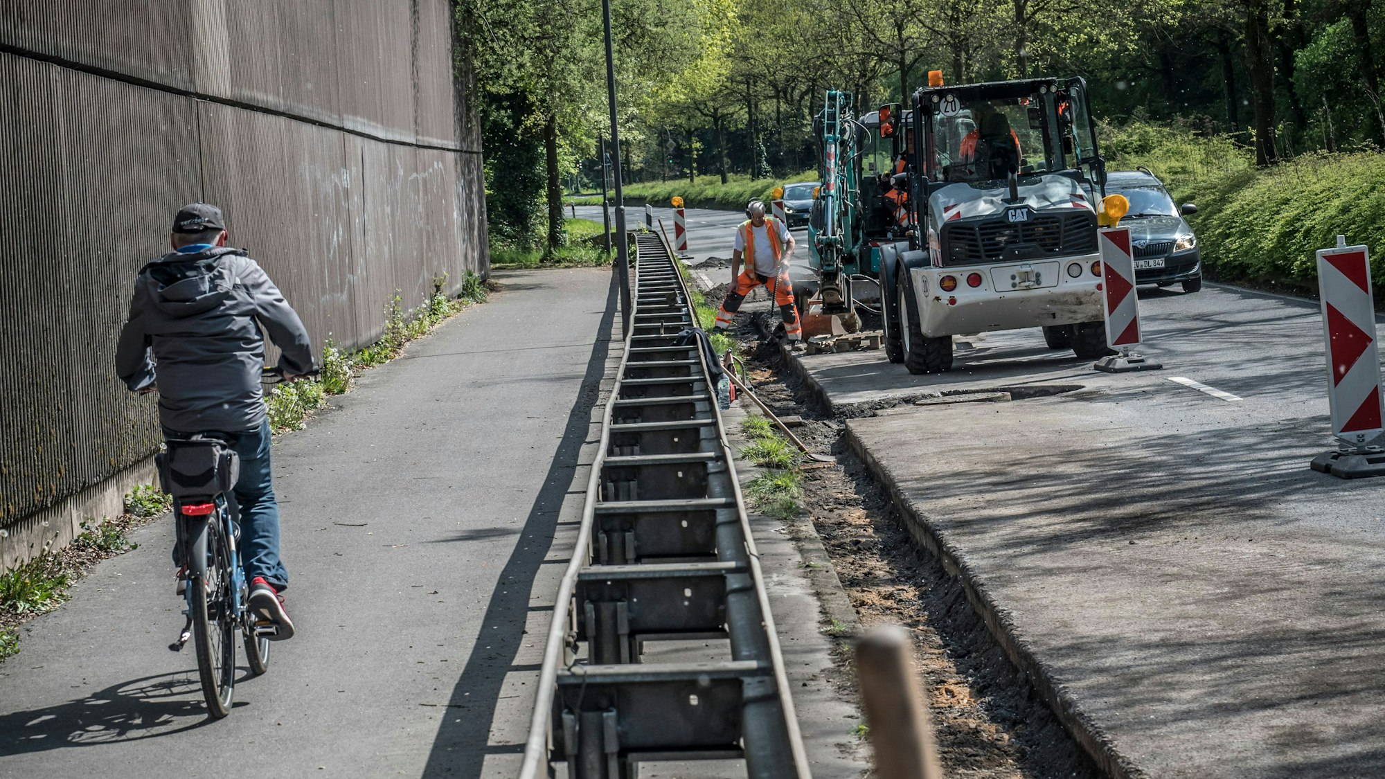 Herbert-Wehner-Straße: Nach Jahrzehnten bekommt die Straße einen neuen Abfluss: Bei Regen wurden regelmäßig Radfahrer nass . Foto: Ralf Krieger
