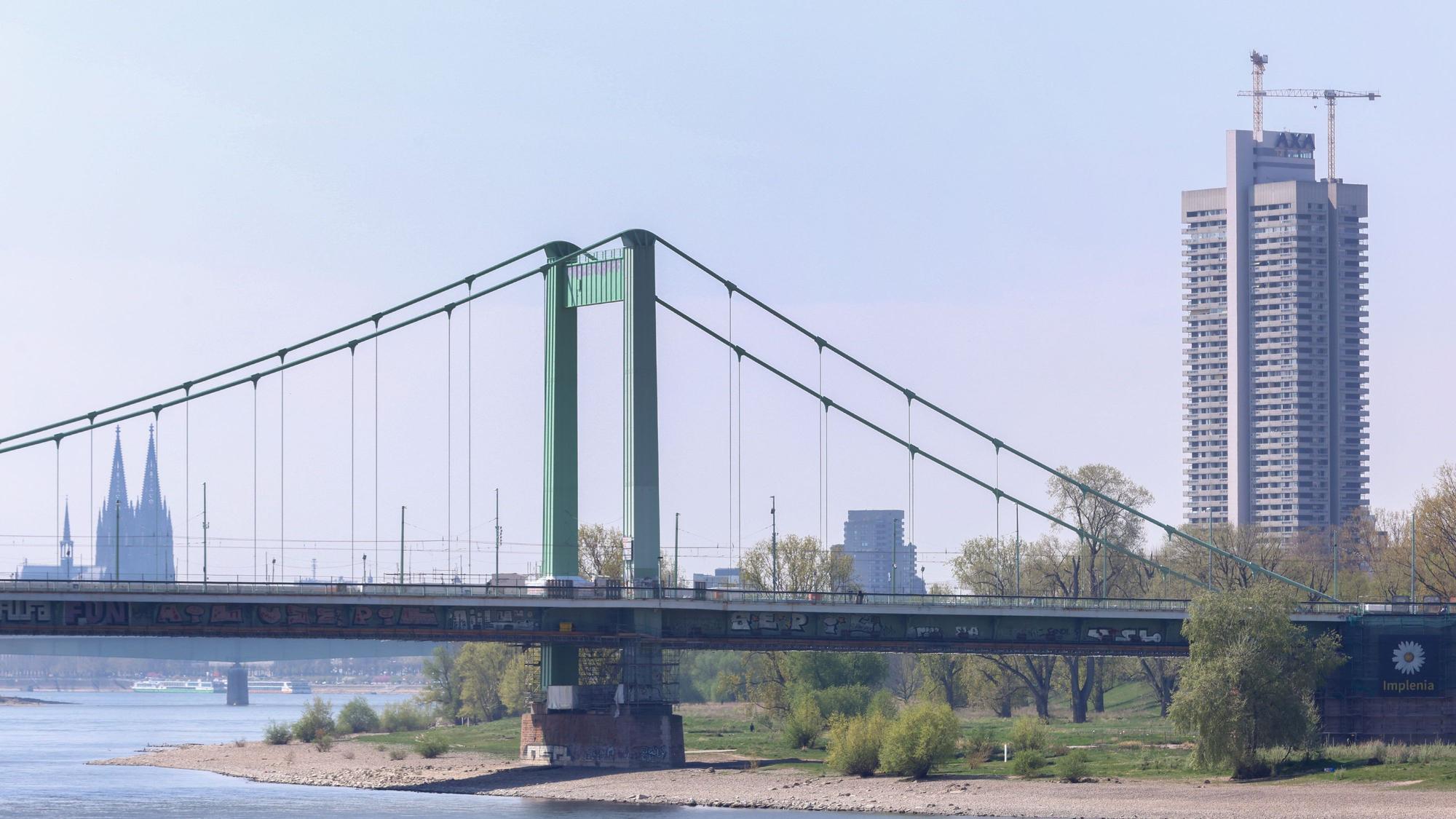Köln-Panorama: Der Blick auf Dom, Mülheimer Brücke und Colonia-Hochhaus.